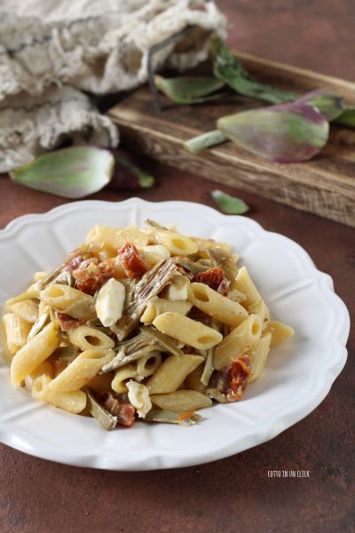 amalgamate la feta in padella con la pasta e servite