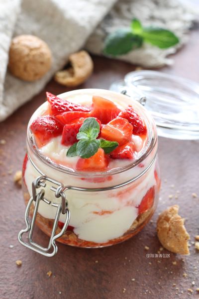 decorate le coppette alle fragole e crema con foglie di menta e servite