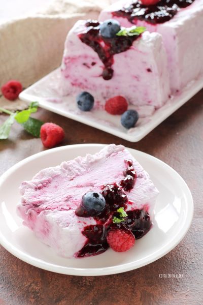 decorate il semifreddo con lamponi e mirtilli freschi e foglie di menta