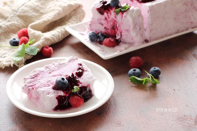 semifreddo allo yogurt con lamponi e mirtilli