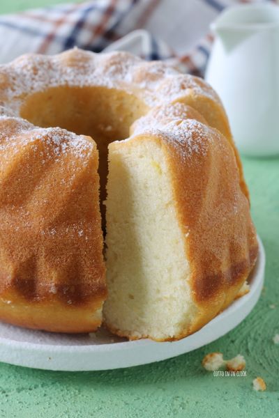 lasciate raffreddare la torta, spolverate di zucchero a velo e tagliate a fette