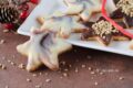 Biscotti di Natale glassati al cioccolato, facili e golosi