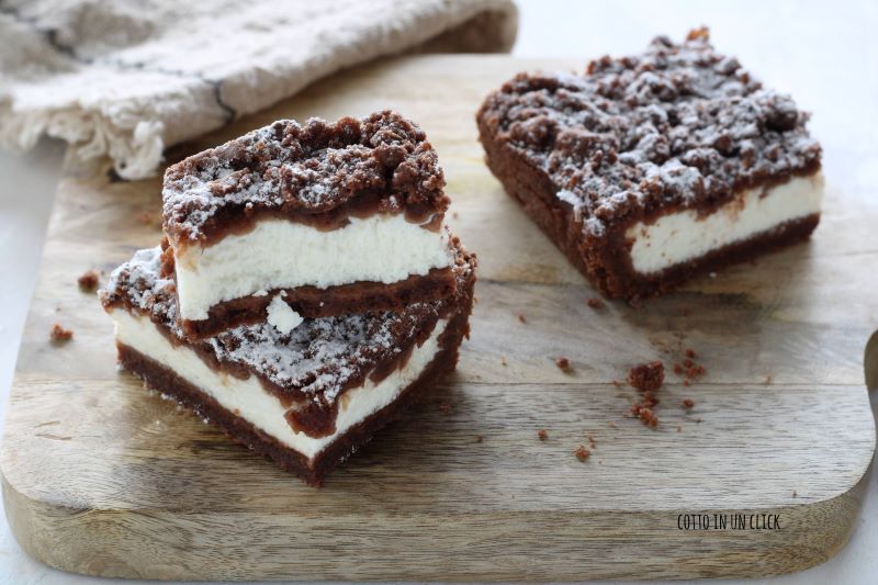 sbriciolata al cacao con crema allo yogurt, cremosa e senza uova