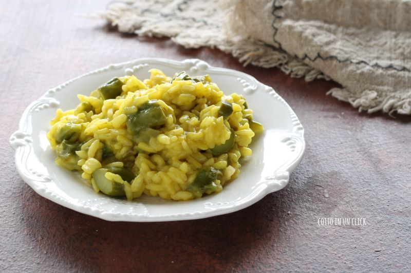 Risotto con asparagi e zafferano nella pentola a pressione elettrica