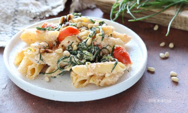 Pasta con agretti e ricotta, velocissima e cremosa