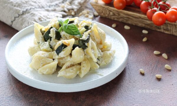 Pasta con feta e zucchine al forno, cremosa e veloce