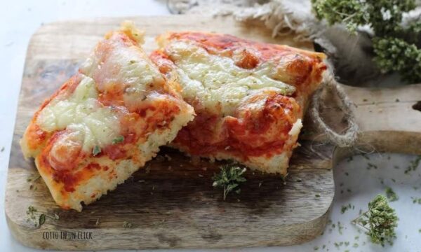 Pizza in teglia alta e soffice