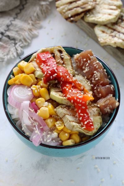 aggiungi ancora semi di sesamo, salsa teriyaki e servi