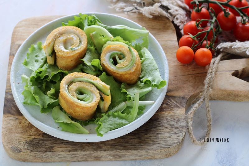 rotoli di frittata freddi con squacquerone e cetrioli