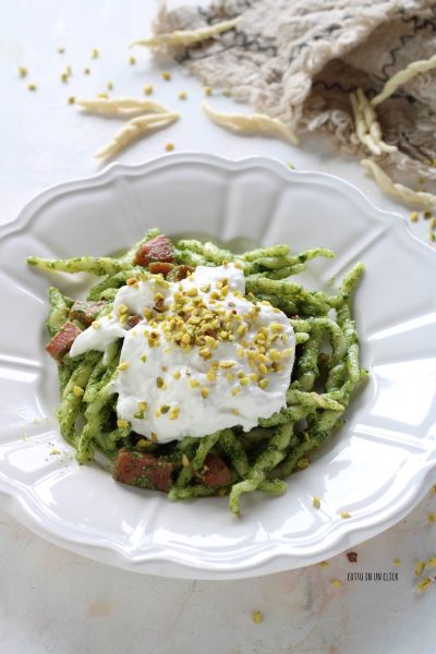 aggiungete la burrata, la granella di pistacchi e servite