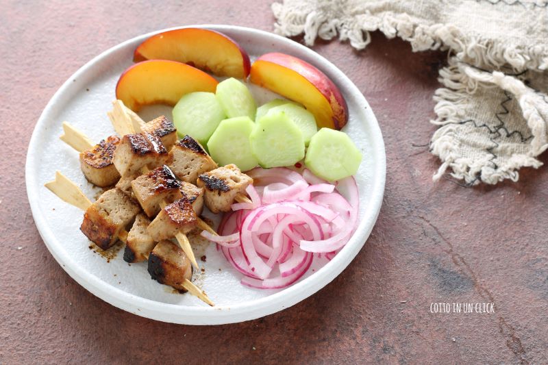 spiedini di tofu con insalata di cetrioli e pesca