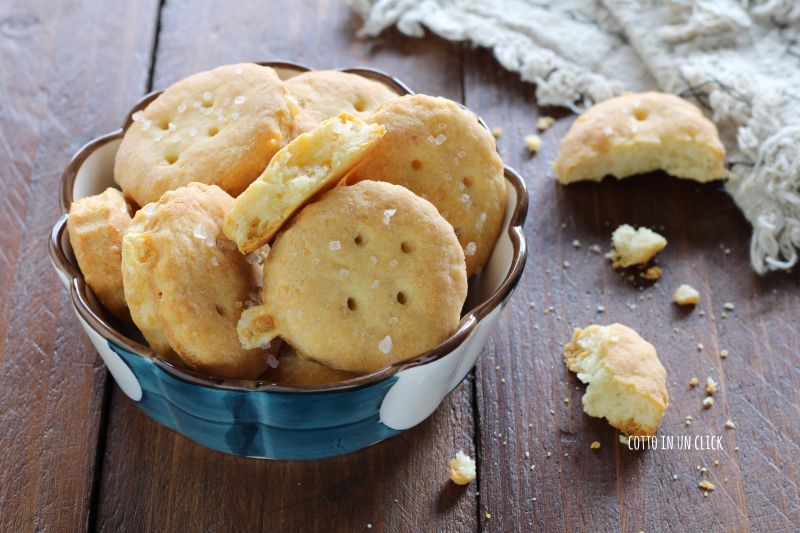 crackers al formaggio fatti in casa