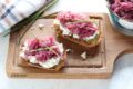 Crostini con cipolle caramellate e formaggio