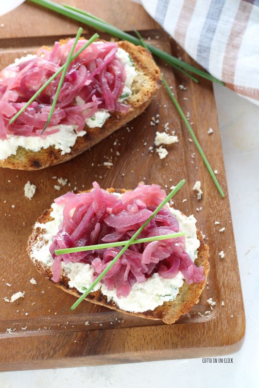 crostini con cipolle caramellate e formaggio