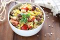 Insalata d'orzo estiva con pomodorini, mais e olive