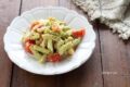 Pasta con crema di avocado e pomodorini