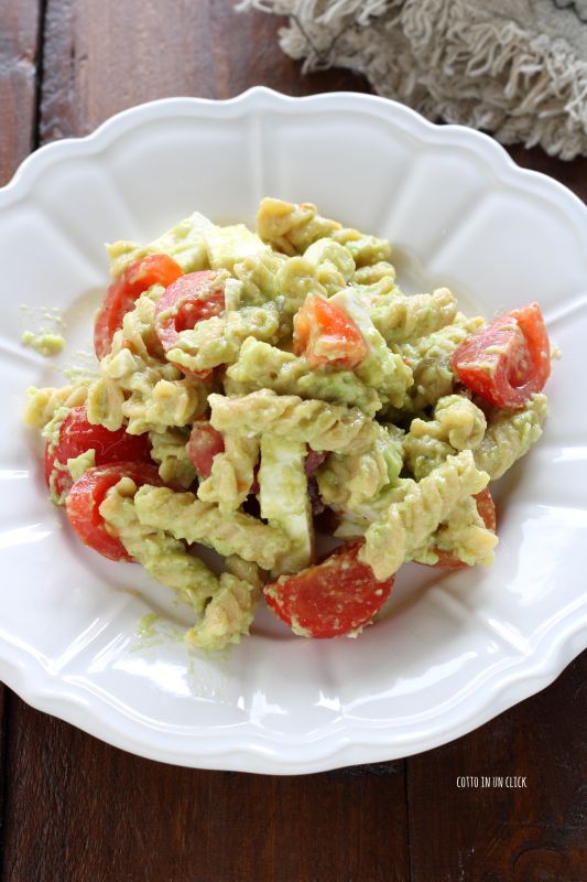 pasta con crema di avocado e pomodorini