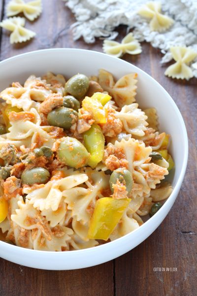 mescolate la pasta con tutti gli ingredienti e servite