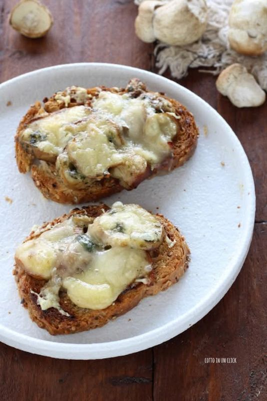 crostini ai funghi porcini