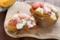 Crostini con zucca, speck e gorgonzola