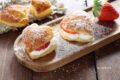 Cuori di pasta sfoglia dolci con panna e fragole