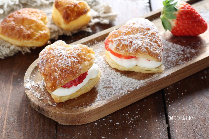 cuori di pasta sfoglia dolci con panna e fragole