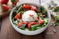 Insalata con burrata e salsa alle fragole
