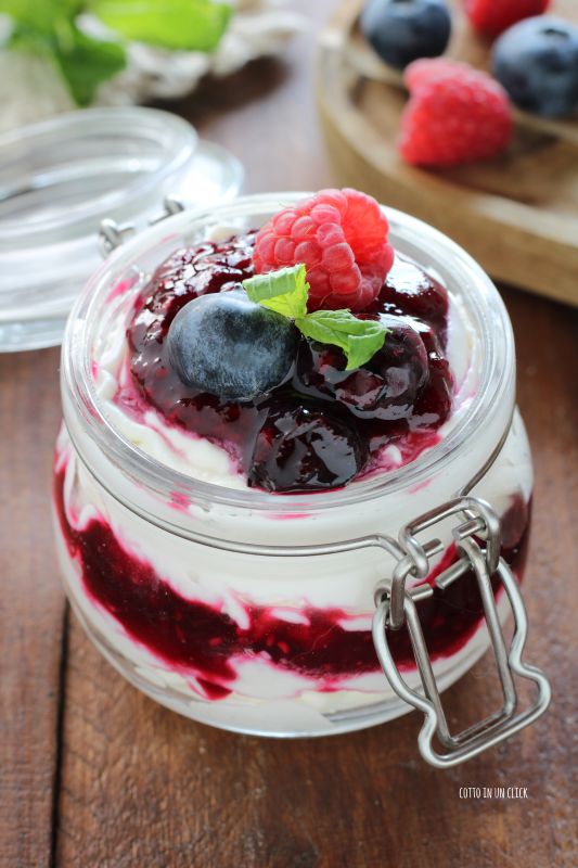 crema al mascarpone con frutti di bosco