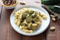 Pasta con zucchine, acciughe e pecorino