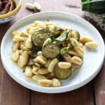 pasta con zucchine, acciughe e pecorino