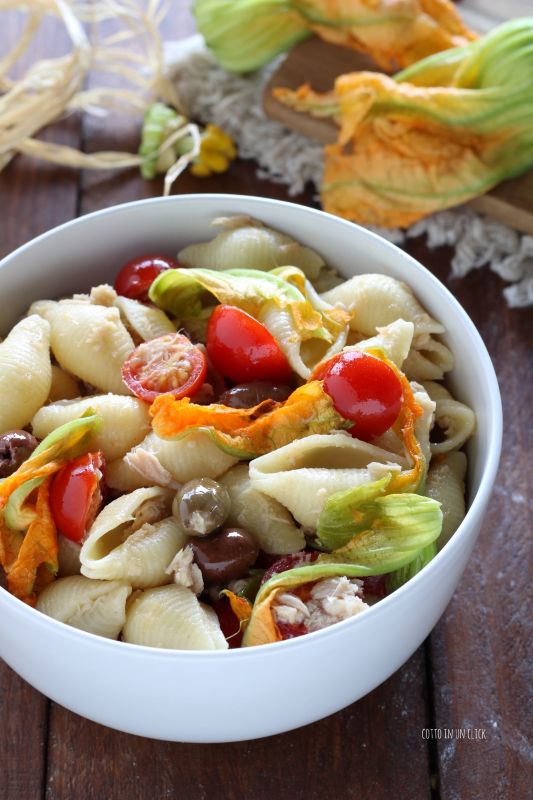 pasta fredda con fiori di zucca e tonno