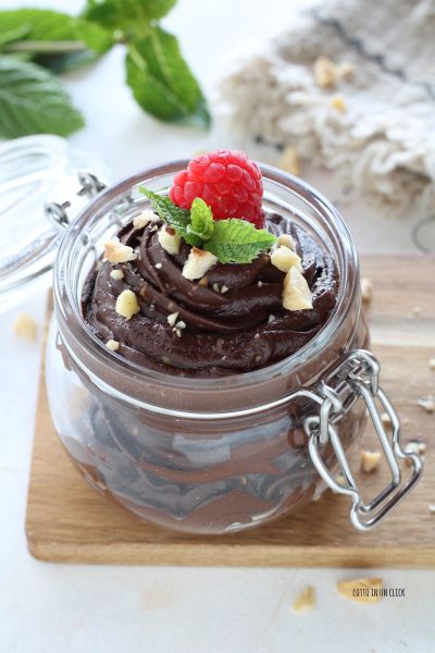 decorate con granella di nocciole, lamponi e foglioline di menta e servite in tavola