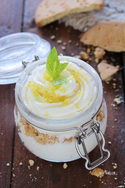 decorate con scorza di limone e foglioline di menta e servite in tavola
