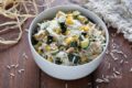 Insalata di riso basmati fredda con zucchine, mais e tonno