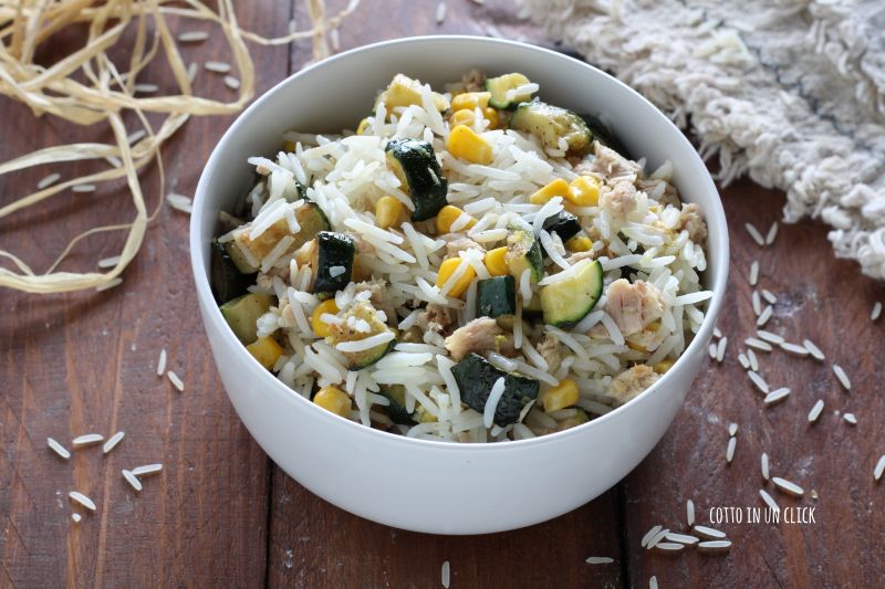insalata di riso basmati con zucchine, mais e tonno