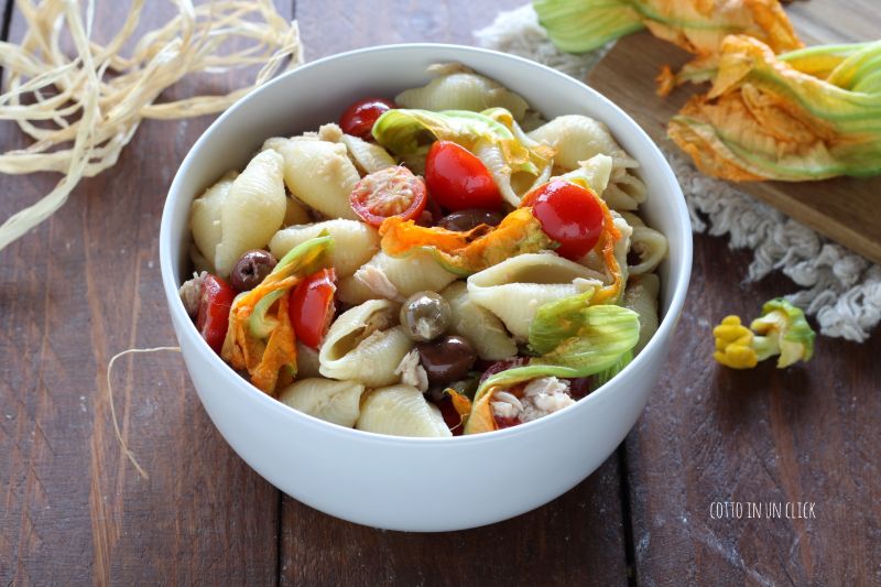 pasta fredda con fiori di zucca e tonno
