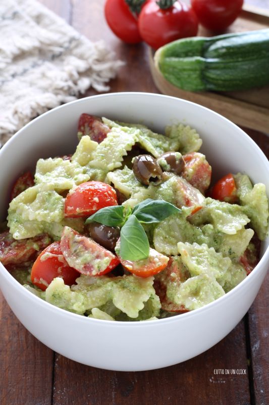 pasta fredda con pesto di zucchine, pomodorini e olive taggiasche
