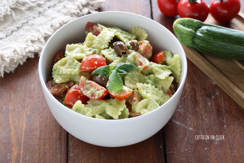 pasta fredda con pesto di zucchine, pomodorini e olive taggiasche