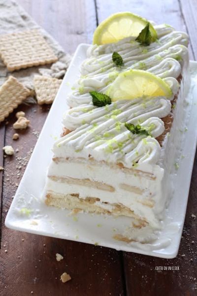 decorate con fette di limone e menta e servite in tavola a fette