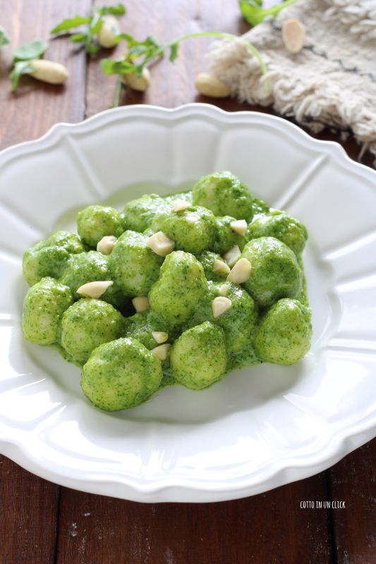 gnocchi di ricotta con pesto di rucola e mandorle
