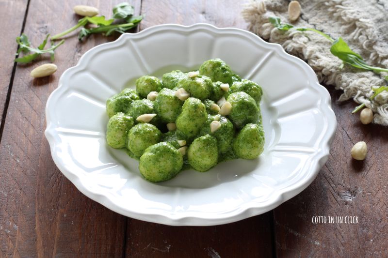 gnocchi di ricotta con pesto di rucola e mandorle