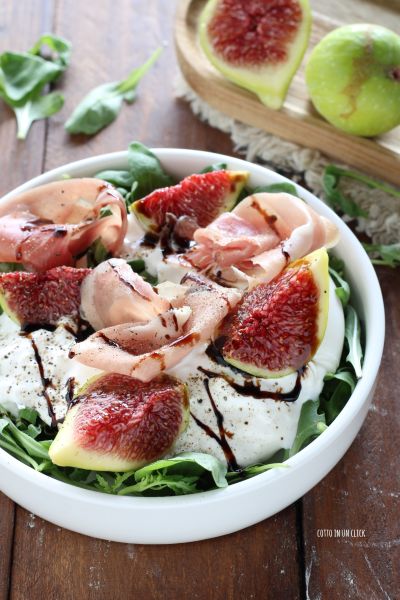 condite con sale, pepe, olio e glassa di aceto balsamico e servite in tavola