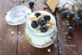 Cheesecake al bicchiere con uva e miele