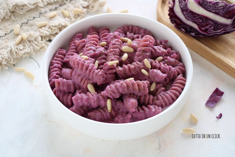 pasta con cavolo viola e caprino