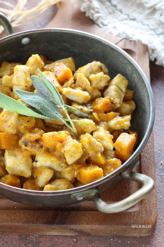 bocconcini di pollo alla zucca e salvia in padella