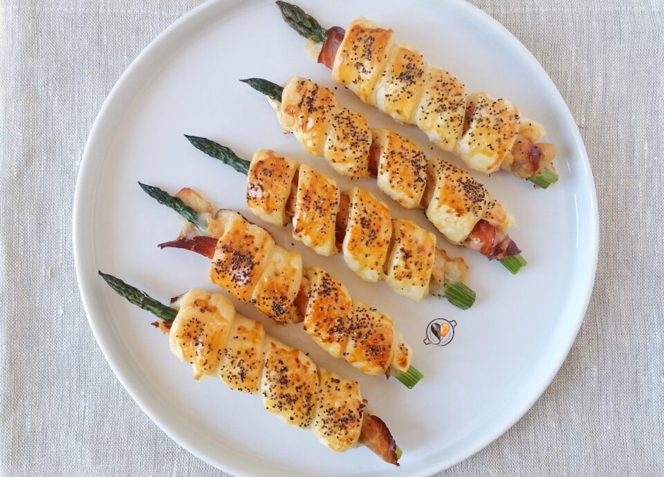Asparagi in crosta di sfoglia con speck e parmigiano