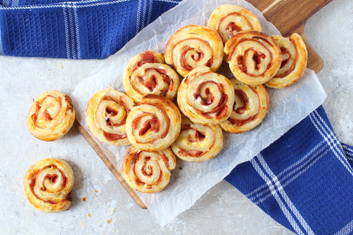 girelle di sfoglia con ricotta e prosciutto cotto