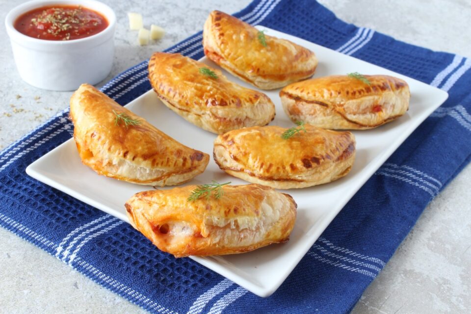 mini calzoni di sfoglia con pomodoro e formaggio