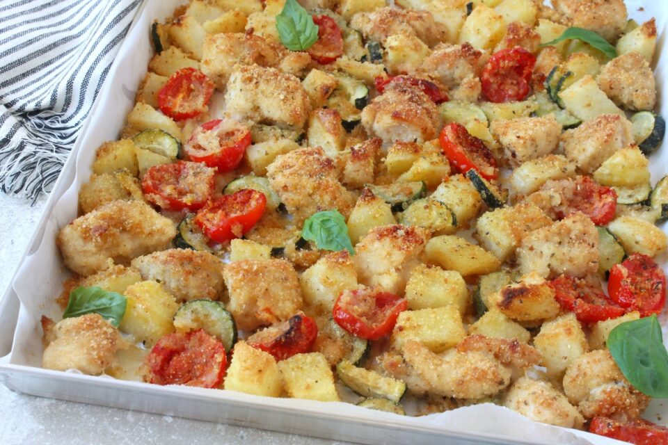 bocconcini di pollo al forno con patate zucchine e pomodorini