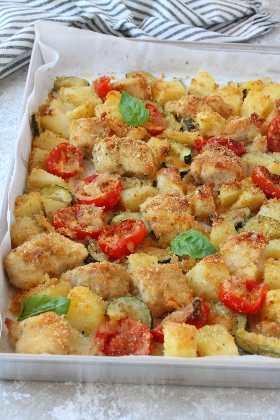 bocconcini di pollo al forno con patate zucchine e pomodorini